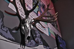 bloodsugarsexmagick, 2016, mural, 3-kanałowe video, chromowana czaszka, za drzwiami całkowicie zaciemniony, przechodni korytarz wypełniony zapachem krwi, feromonów i kadzidła